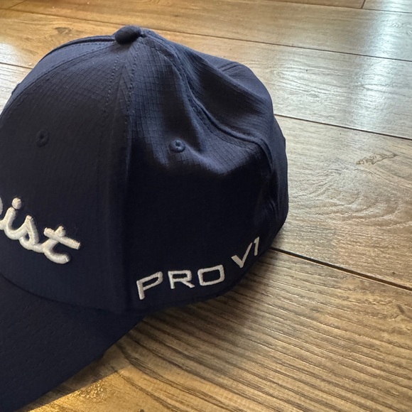 Titleist Pro V1 Fitted Hat - Navy XL/XXL RARE - worn once. - Picture 2 of 6